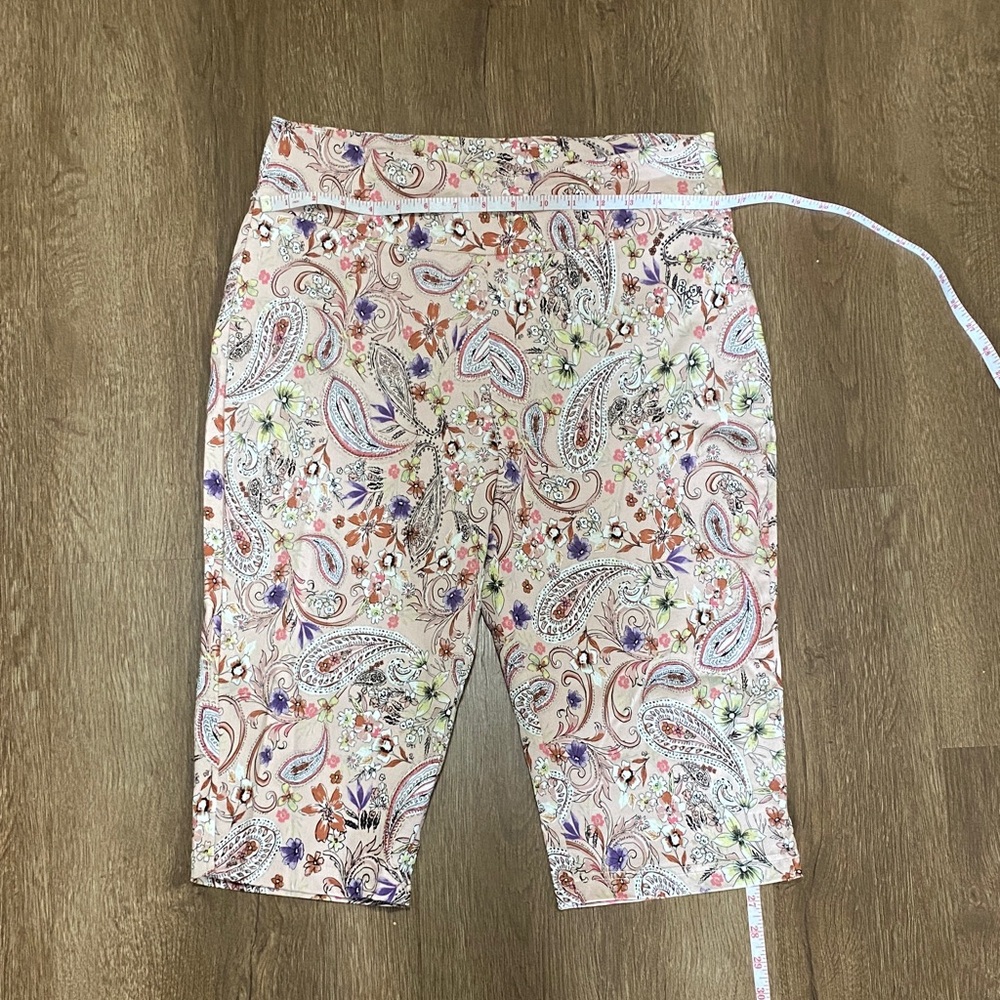Women’s petite medium Preswick & Moore Paisley Print Capris stretchy
